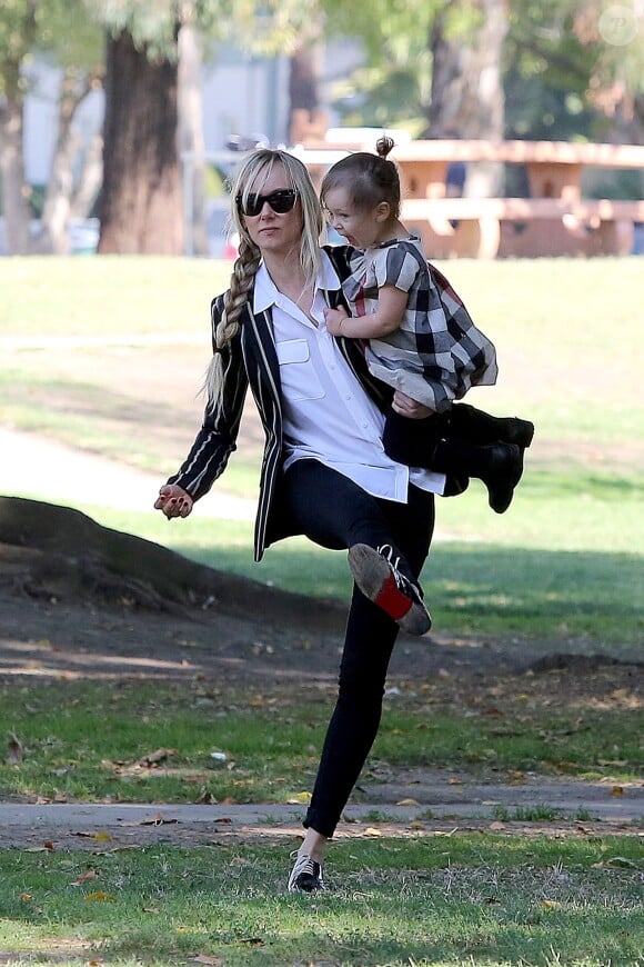 Kimberly Stewart, fille de Rod Stewart, joueuse de foot émérite avec sa petite fille Delilah, le 9 novembre 2013