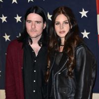 Lana Del Rey : Toujours amoureuse, la poupée main dans la main avec son rockeur