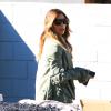 Kim Kardashian prend pas vide-grenier organisé par sa famille dans le quartier de Woodland Hills. Los Angeles, le 10 novembre 2013.