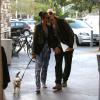 Zoe Saldana avec Marco Perego en lune de miel avec son mari Marco Perego et sa chienne Mugsy à Los Angeles, le 31 octobre 2013.