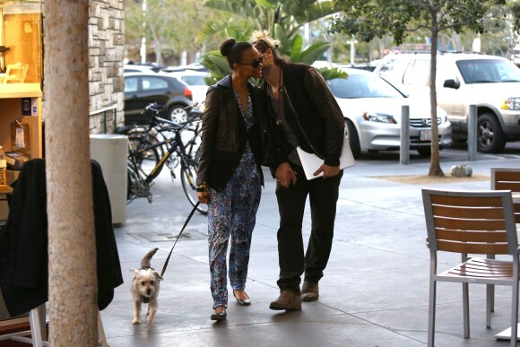 Zoe Saldana avec Marco Perego en lune de miel avec son mari Marco Perego et sa chienne Mugsy à Los Angeles, le 31 octobre 2013.