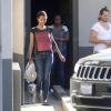 Zoe Saldana affiche sa bague et son amour pour Marco Perego à Los Angeles, le 2 novembre 2013.