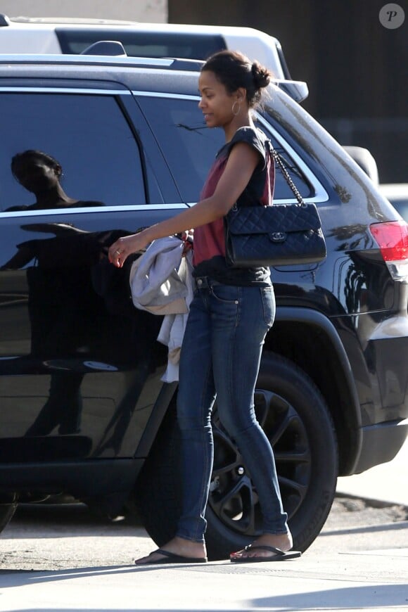 Zoe Saldana affiche sa bague et son amour pour Marco Perego à Los Angeles, le 2 novembre 2013.