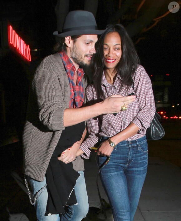 Zoe Saldana et son mari Marco Perego quittent un restaurant à West Hollywood le 6 novembre 2013.