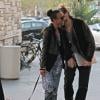 Zoe Saldana et son mari Marco Perego se promènent à Los Angeles le 31 octobre 2013.