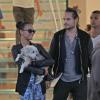 Zoe Saldana et son mari Marco Perego se promènent à Los Angeles le 31 octobre 2013.