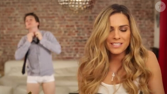 Clara Morgane dans la nouvelle publicité pour les cornichons Le Jardin d'Orente.