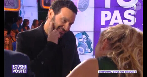 Cyril Hanouna joue au "Chifoumi" avec ses chroniqueurs - Emission "Touche pas à mon poste" du mercredi 13 novembre.