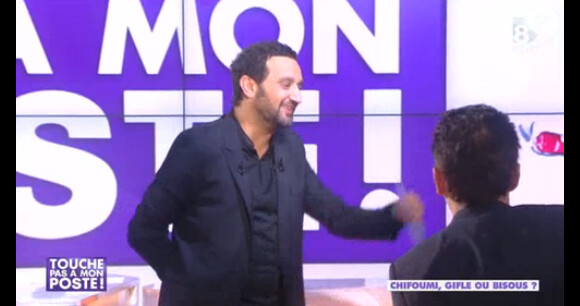 Cyril Hanouna joue au "Chifoumi" avec ses chroniqueurs - Emission "Touche pas à mon poste" du mercredi 13 novembre.