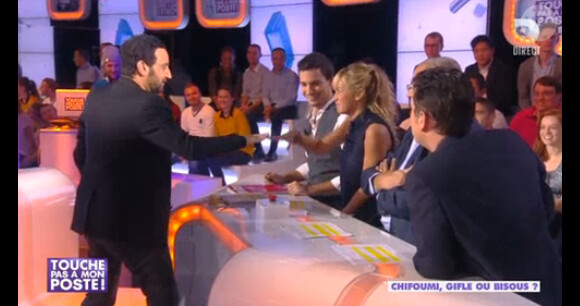 Cyril Hanouna joue au "Chifoumi" avec ses chroniqueurs - Emission "Touche pas à mon poste" du mercredi 13 novembre.
