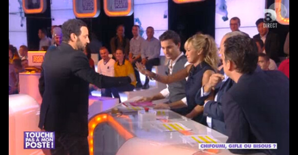 Cyril Hanouna joue au "Chifoumi" avec ses chroniqueurs - Emission "Touche pas à mon poste" du mercredi 13 novembre.