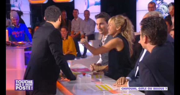 Cyril Hanouna joue au "Chifoumi" avec ses chroniqueurs - Emission "Touche pas à mon poste" du mercredi 13 novembre.