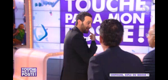 Cyril Hanouna joue au "Chifoumi" avec ses chroniqueurs - Emission "Touche pas à mon poste" du mercredi 13 novembre.
