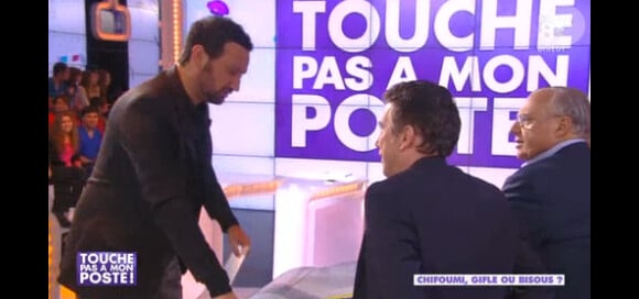 Cyril Hanouna joue au "Chifoumi" avec ses chroniqueurs - Emission "Touche pas à mon poste" du mercredi 13 novembre.