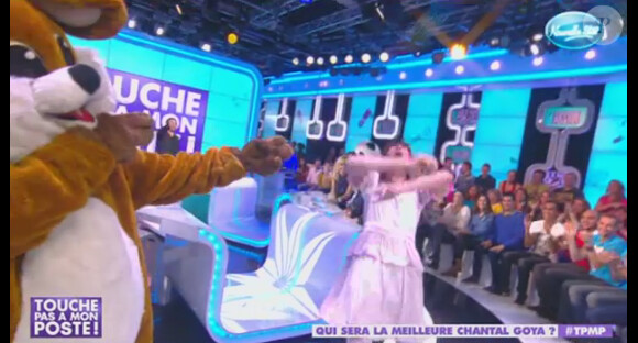 Gilles Verdez déguisé en Chantal Goya dans "Touche pas à mon poste". Le 13 novembre 2013.
