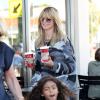 Le top Heidi Klum est allée chercher un café au Starbucks avec sa fille Lou Samuel à Santa Monica. Le 14 novembre