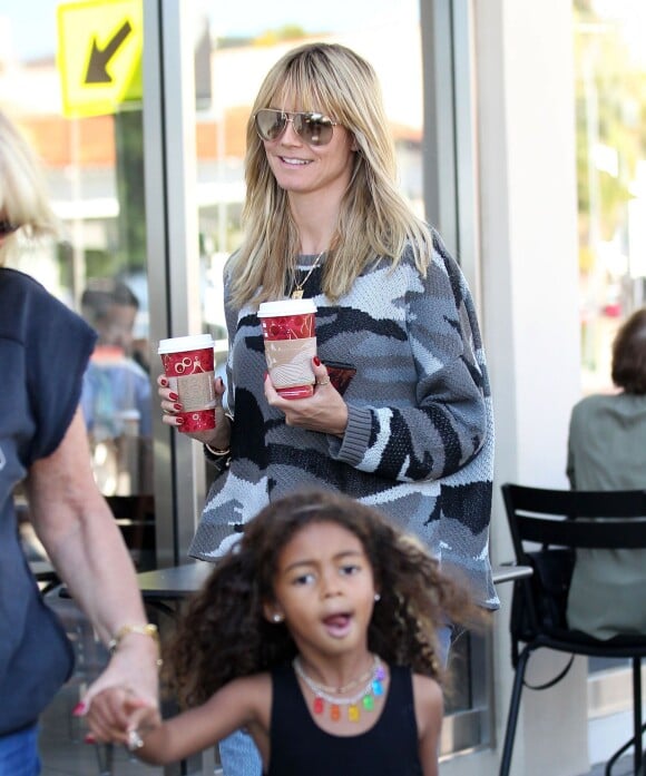 Le top Heidi Klum est allée chercher un café au Starbucks avec sa fille Lou Samuel à Santa Monica. Le 14 novembre