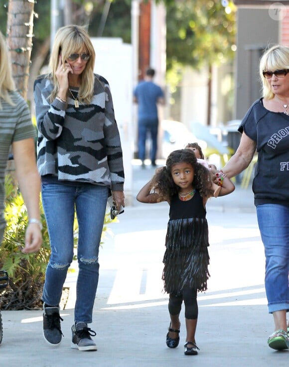 Le top Heidi Klum est allée chercher un café au Starbucks avec sa fille Lou Samuel à Santa Monica. Le 14 novembre 2013. Elle est accompagnée de sa mère Erna