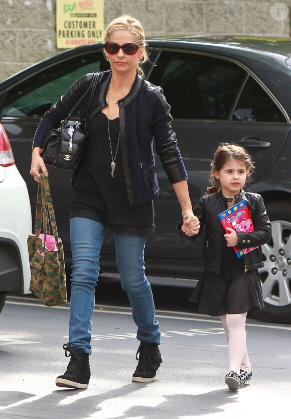 Sarah Michelle Gellar accompagne sa petite Charlotte à son cours de danse à Los Angeles le 16 novembre 2013.