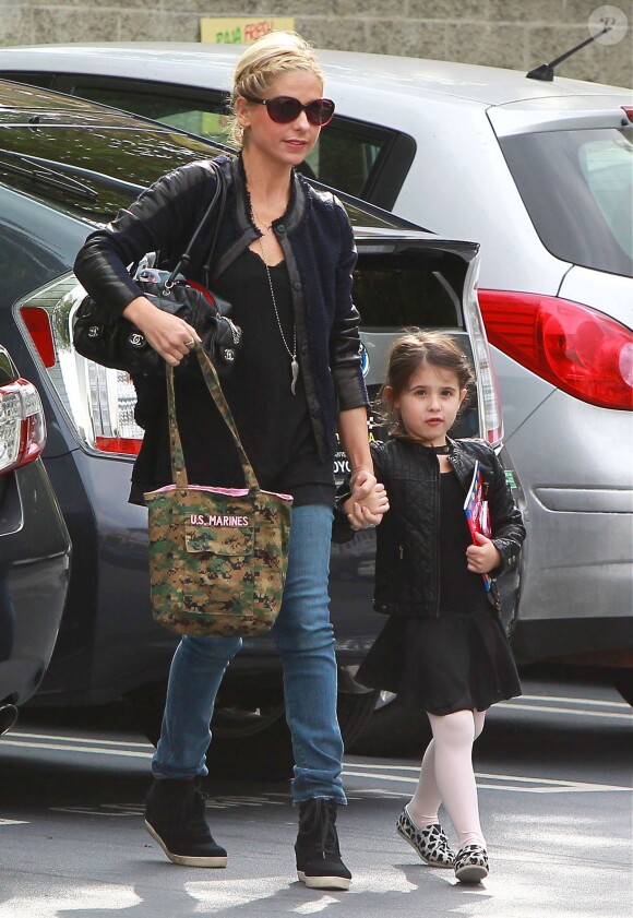La jolie Sarah Michelle Gellar accompagne sa fille Charlotte à son cours de danse à Los Angeles le 16 novembre 2013.