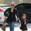 Sarah Michelle Gellar accompagne sa fille Charlotte à son cours de danse à Los Angeles le 16 novembre 2013.