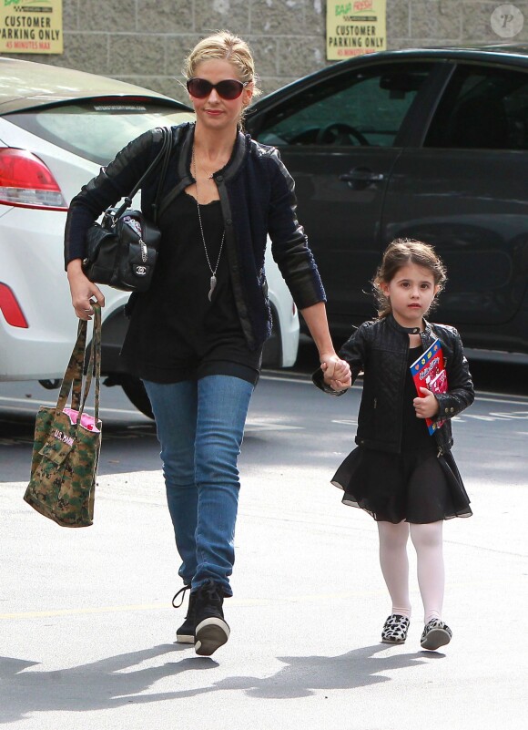 Sarah Michelle Gellar accompagne sa fille Charlotte à son cours de danse à Los Angeles le 16 novembre 2013.
