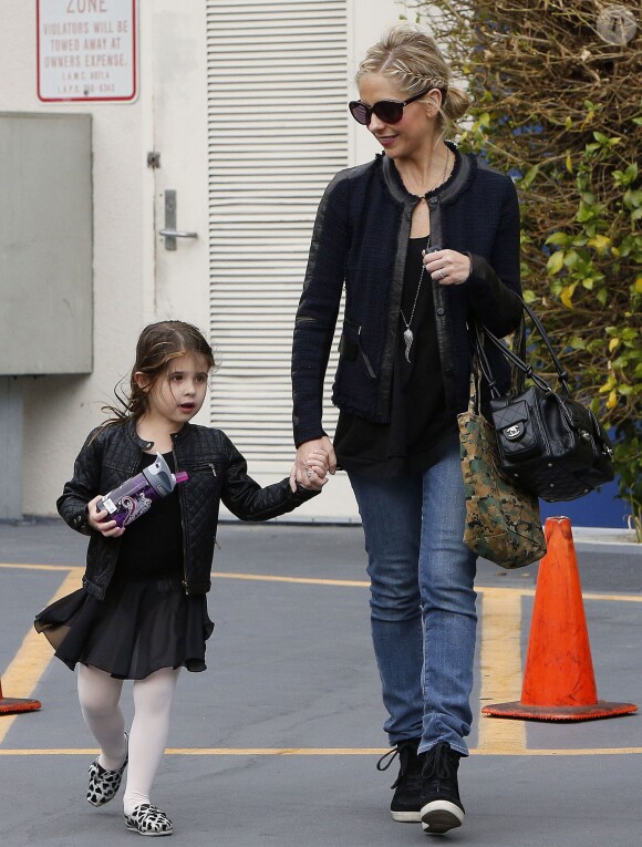La comédienne Sarah Michelle Gellar accompagne sa fille Charlotte à son cours de danse à Los Angeles le 16 novembre 2013.
