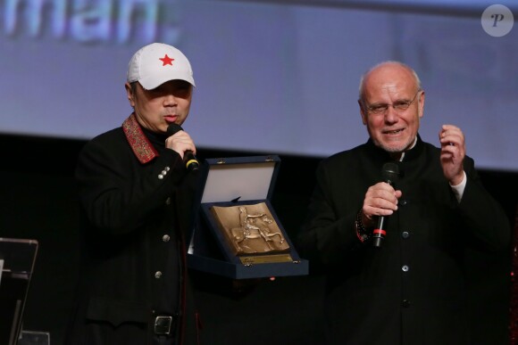 Le réalisateur Cui Jian recevant le prix "mention spéciale" pour Blue Sjy Bones des mains du directeur de l'événement, Marco Müller, lors du Festival international du film de Rome le 16 novembre 2013