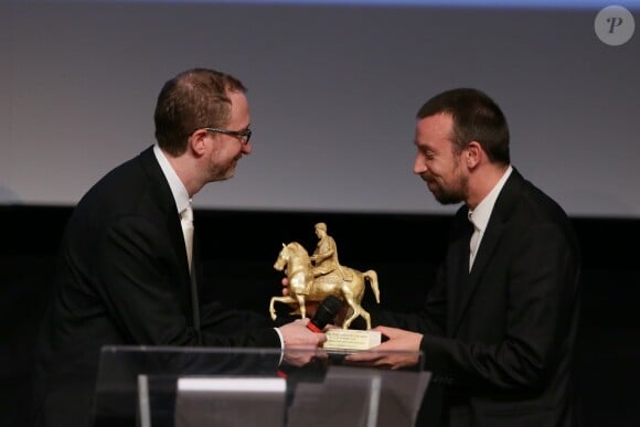 Le président du jury James Gray remettant le prix du meilleur film à Alberto Fasulo pour Tir, lors de la clôture du Festival international du film de Rome le 16 novembre 2013