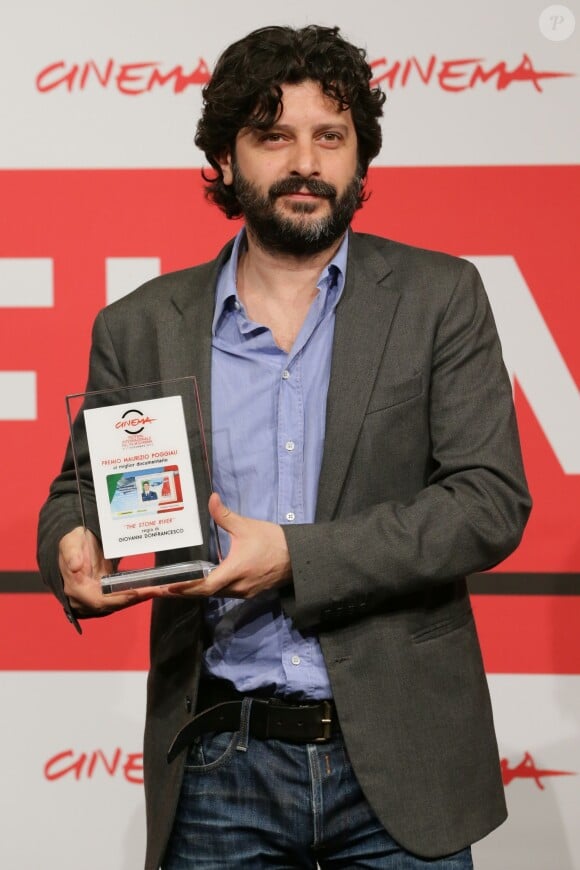 Le réalisateur Giovanni Donfrancesco et son prix de meilleur documentaire (Stone Rivers) lors de la clôture du Festival international du film de Rome le 16 novembre 2013