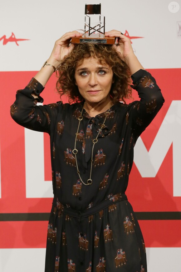 Valeria Golino posant avec son prix L.A.R.A. (Libera Associazione Rappresentanza di Artisti) lors de la clôture du Festival international du film de Rome le 16 novembre 2013