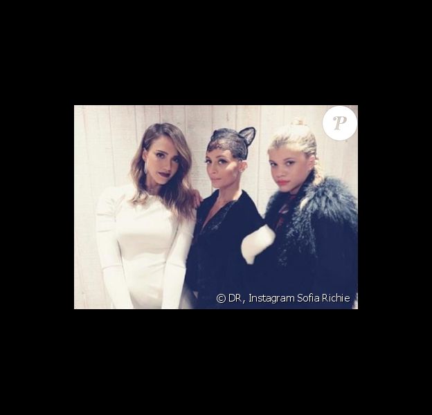 Sofia Richie (à droite) prend la pose avec sa soeur Nicole Richie et Jessica Alba, le 25 octobre 2013.