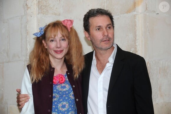 Julie Depardieu et Serge Hazanavicius posent pour le photocall du téléfilm ' La Famille Katz ' durant le 15e Festival De La Fiction Tv de La Rochelle le 14 septembre 2013