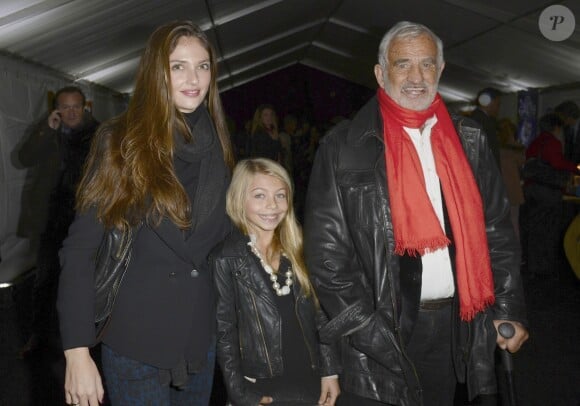 Jean-Paul Belmondo avec sa petite-fille Annabelle et sa fille Stella Belmondo lors de la présentation du spectacle "Silvia" au Cirque Alexis Gruss à Paris le 28 octobre 2013