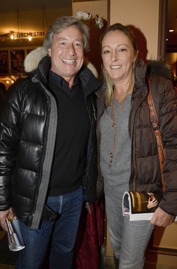 Patrick Sabatier et sa femme lors de la représentation exceptionnelle de la pièce "Cher Trésor" au théâtre des Nouveautés à Paris à l'occasion de la création du Festival de l'Ile Maurice, le 18 novembre 2013