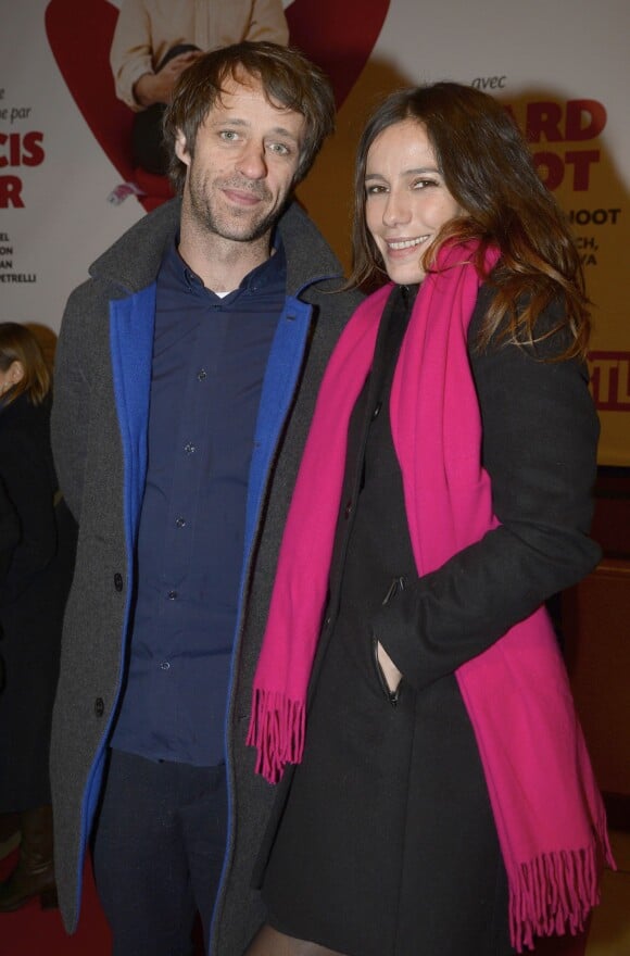 Zoé Félix et son compagnon Benjamin Rolland lors de la représentation exceptionnelle de la pièce "Cher Trésor" au théâtre des Nouveautés à Paris à l'occasion de la création du Festival de l'Ile Maurice, le 18 novembre 2013
