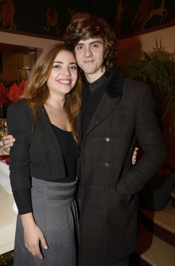Thomas Soliveres et sa petite-amie lors de la représentation exceptionnelle de la pièce "Cher Trésor" au théâtre des Nouveautés à Paris à l'occasion de la création du Festival de l'Ile Maurice, le 18 novembre 2013