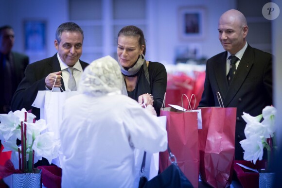 Stéphanie de Monaco remet des cadeaux au foyer des retraités de Monaco, à Monaco, le 18 Novembre 2013.