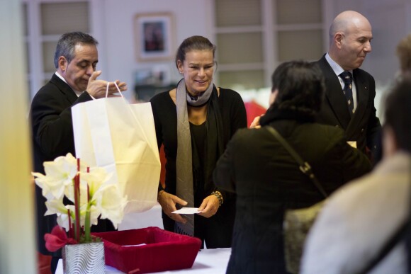 La toujours souriante princesse Stéphanie de Monaco remet des cadeaux au foyer des retraités de Monaco, à Monaco, le 18 Novembre 2013.