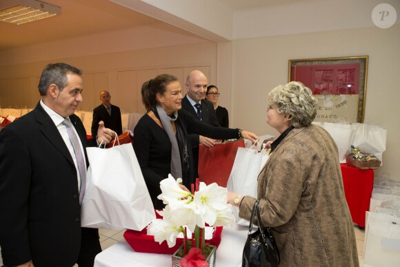 La princesse Stéphanie de Monaco remet des cadeaux aux retraités du foyer Rainier III, à Monaco, le 18 Novembre 2013.