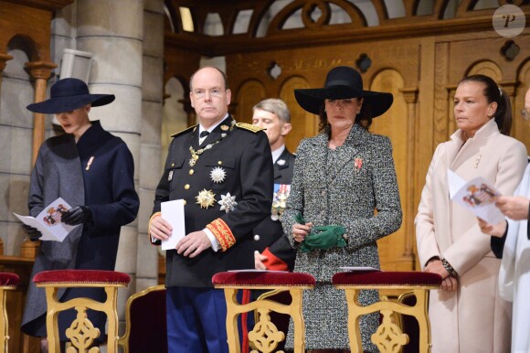 La princesse Charlene, le prince Albert de Monaco, la princesse Caroline de Hanovre et la princesse Stéphanie de Monaco lors de la cérémonie du Te Deum en la cathédrale Notre-Dame-Immaculée, lors de la Fête nationale à Monaco. Le 19 novembre 2013.