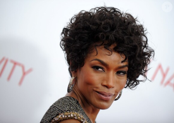 Angela Bassett à la première de Black Nativity à New York le 18 novembre 2013.
