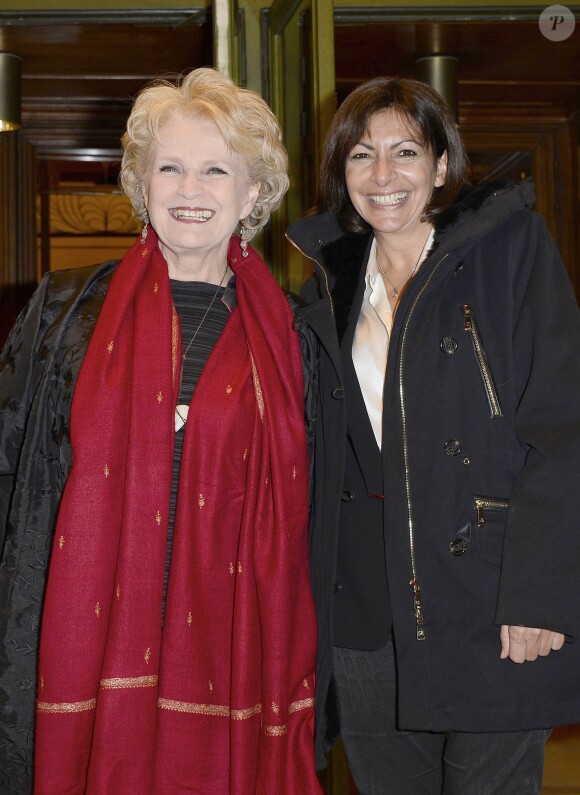 Marie-Christine Barrault et Anne Hidalgo lors du 21e Gala de l'Espoir au Théâtre des Champs-Elysées à Paris, le 19 novembre 2013.