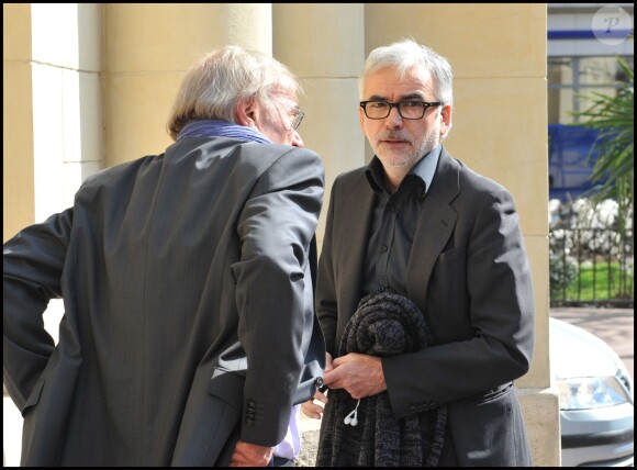 Dominique Grimault et Pascal Praud à Levallois le 23 mars 2012 lors des obsèques d'Olivier Rey