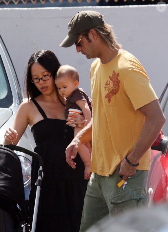 Josh Holloway avec sa femmee Yessica et leur fille, à Hawaii, le 7 novembre 2009.