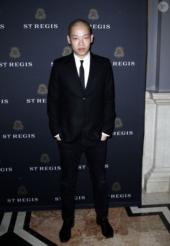 Jason Wu assiste à l'ouverture du King Cole Bar & Salon à l'hôtel The St. Regis. New York, le 19 novembre 2013.