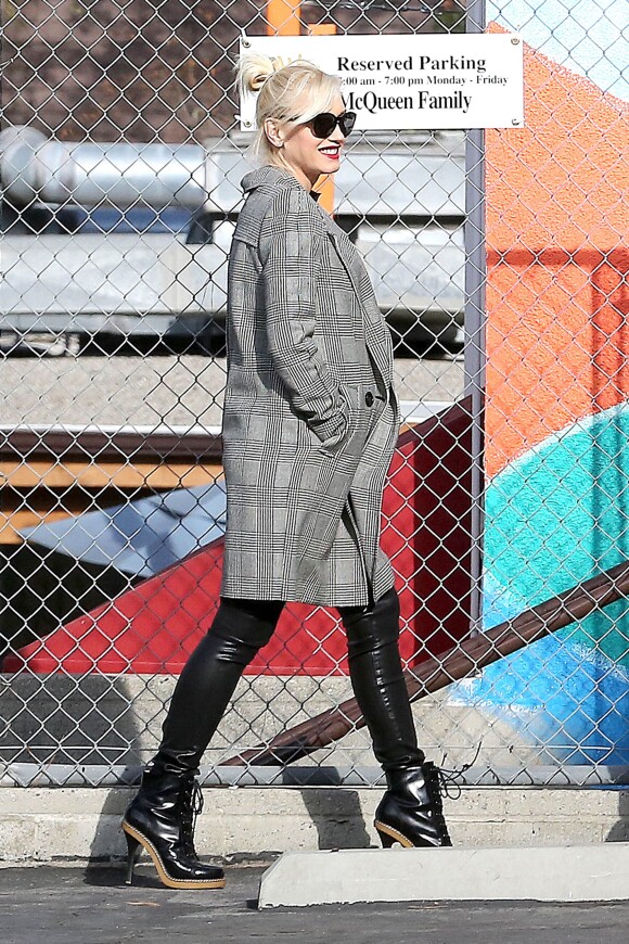 Gwen Stefani, enceinte et souriante dans le quartier de Studio City à Los Angeles, dépose ses deux garçons Kingston et Zuma à leur école. Le 19 novembre 2013.