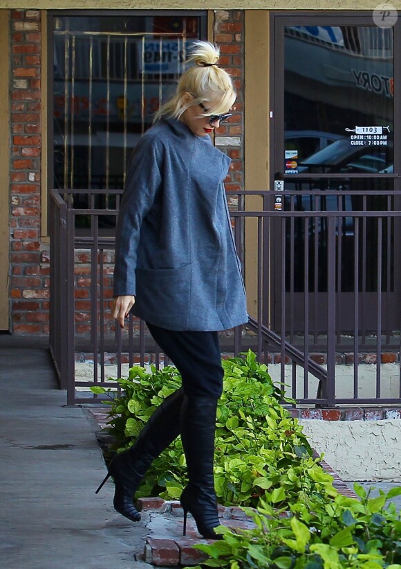 Exclusif - Gwen Stefani, enceinte et détendue, se promène avec son mari Gavin Rossdale dans le quartier de Studio City. Los Angeles, le 18 novembre 2013.