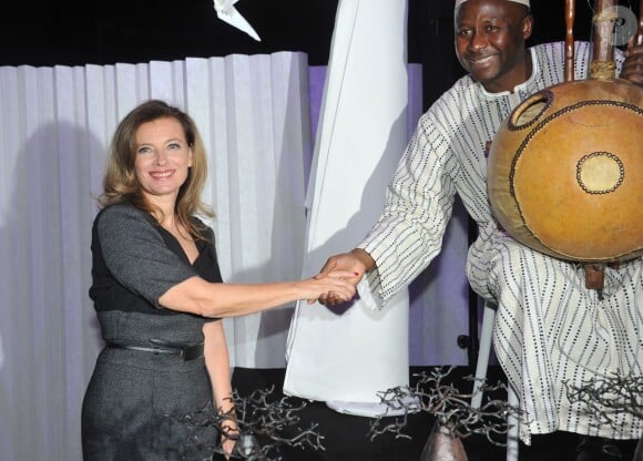 Valérie Trierweiler et Idrissa Diebate lors du gala de charité "Ne les oublions pas" au profit d'Action contre la faim, au Salon d'honneur du Grand Palais, à Paris, le 20 novembre 2013.