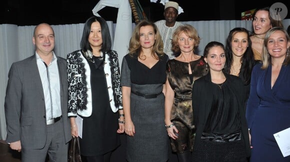 Valérie Trierweiler et l'equipe d'Action Contre la Faim lors du gala de charité "Ne les oublions pas" au profit d'Action contre la faim, au Salon d'honneur du Grand Palais, à Paris, le 20 novembre 2013.
